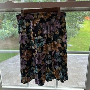 Beautiful floral cloth midi grandma skirt!! 👵💐